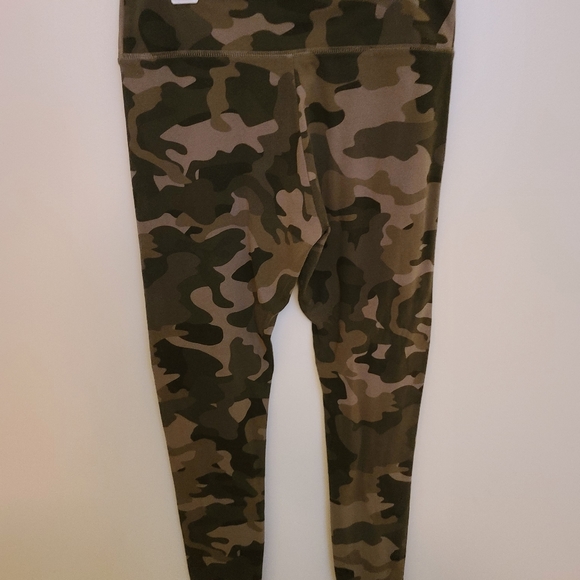 Cammo Leggings.  Thick, like new size medium. - Picture 2 of 3